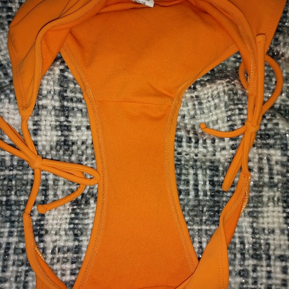 Bikini - Picture 2 of 3